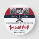 Zoek naar vriendschap klokken Foto