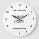 Zoek naar speciale muurklok klokken Foto