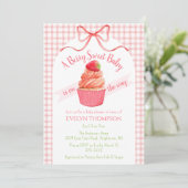 007 Rode Gingham Bescheiden Aardbei Baby Shower Kaart (Staand voorkant)