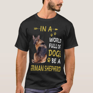 018 In een wereld vol honden wees een Duitse herde T-shirt