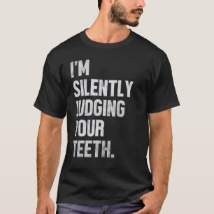 0 Ik beoordeel stilletjes jouw tanden Grappige Tan T-shirt