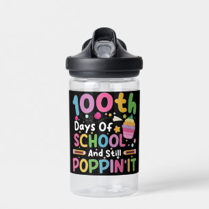 100 dagen school en nog steeds poppend meisje waterfles
