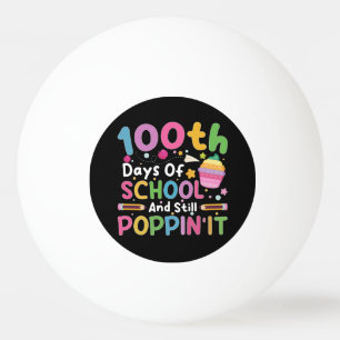 100 dagen school en nog steeds poppin' meisje pingpongballen