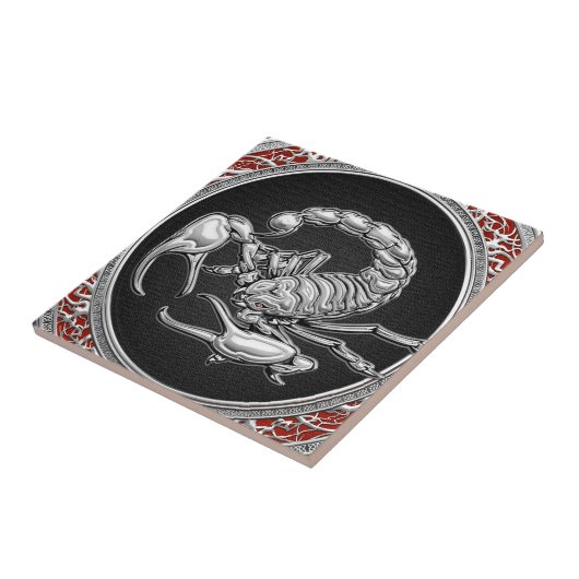 [100] Sacred Silver Scorpion op zwart Tegeltje (Zijkant)