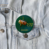 102 jaar oud, naam Golden Lily Button Pin Pinback (In situ)