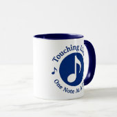 11 oz Café Mug Touching vit une note à la fois (Devant droit)