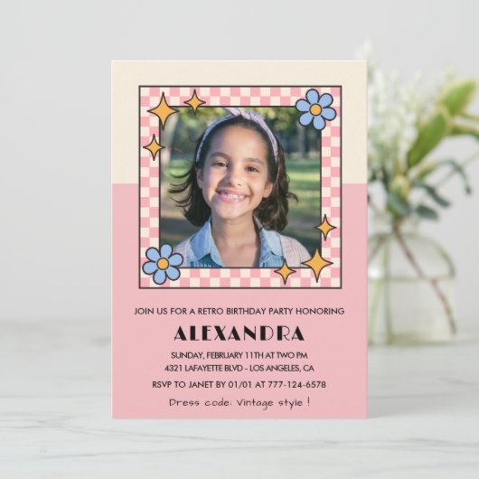 11e verjaardag uitnodiging Retro Groovy Pink Flowe (Staand voorkant)