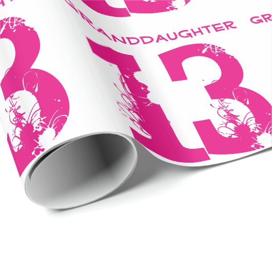 13e kleindochter van de verjaardag, roze tekst op cadeaupapier (Rol Hoek)