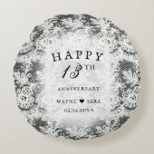 13e zwart + wit kant trouwdag rond kussen (Voorkant)