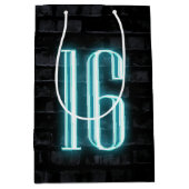 16e verjaardag Neon Sign on Brick Medium Cadeauzakje (Voorkant)