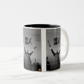 18½ Poster Mug (Devant droit)