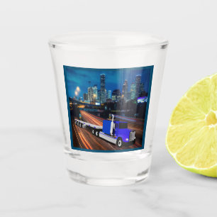 18 Wheeler Truck Op Snelweg met Houston Skyline Shot Glas