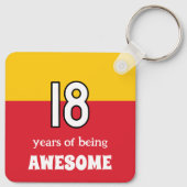 18e verjaardag initialen rood geel sleutelhanger (Achterkant)