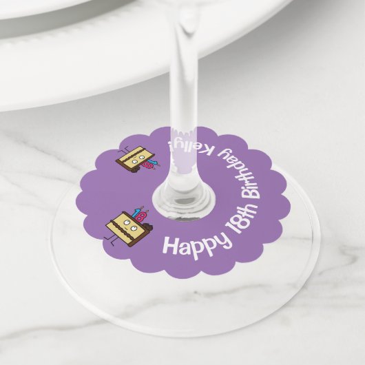 18e verjaardag taart met kaarsen chocolade ijsjes wijnglaslabel (Dichtbij)