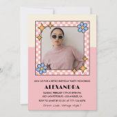 18e verjaardag uitnodiging Retro Groovy Pink Flowe (Voorkant)