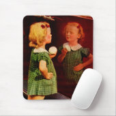 1930 klein meisje dat in de spiegel kijkt muismat (Met muis)