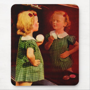 1930 klein meisje dat in de spiegel kijkt muismat