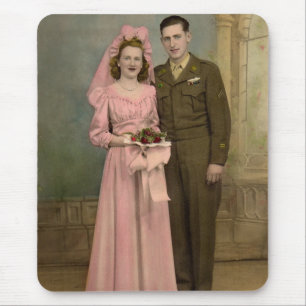 1940s trouwsoldaat bruidegom en bruid in roze gans muismat