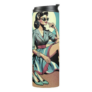1950's Retro Woman Zittend op het strand Thermosbeker
