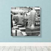1963 Chicago Auto Show Chrysler Pace Car Woman Canvas Afdruk (Insitu (Houten vloer))