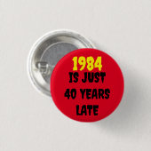1984 IS NET 40 JAAR TE LAAT RONDE BUTTON 3,2 CM (Voorkant /achterkant)
