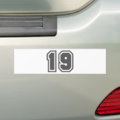 19 BUMPERSTICKER (Op auto)