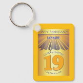 19 Year Sober Anniversary | Golden Ray 12 Step Sleutelhanger (Voorkant)