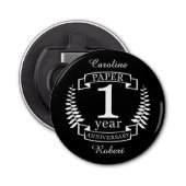 1 jaar oude dag button flesopener (Voorkant)