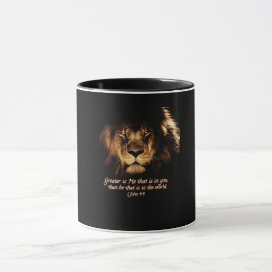 1 Jean 4:4, "Il est grand" Bible Verse Coffee Mug (Centre)