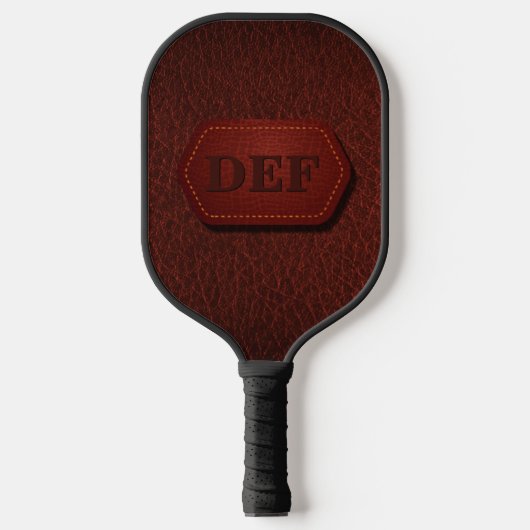 1 of 3 Initialen, lederen badge op donkerrood Pickleball Paddle (Voorkant)