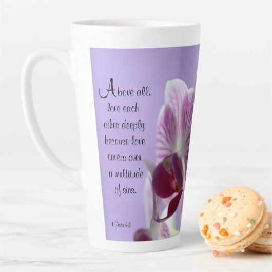 1 Pierre 4:8 Orchidées Latte Mug (En situation)