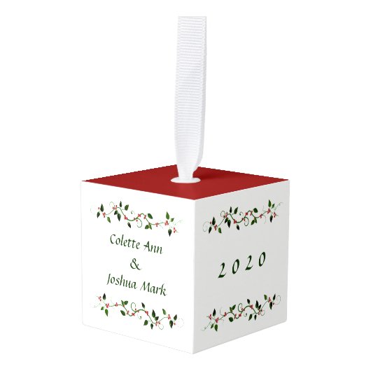 1e getrouwde Kerst Holly Rood en Groen Vakantie Ornament (Voorkant hoekig)