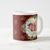 1e kerst als oma Foto Holly Pine Cones Extra Grote Beker (Voorkant rechts)