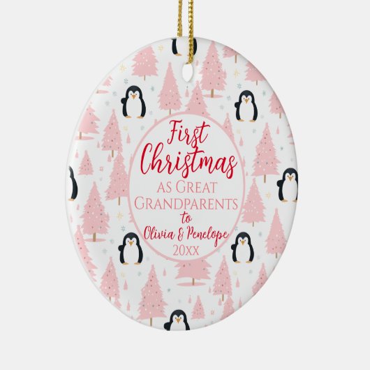 1e Kerstmis Als Grote Grootouders Pinguïn Roze Keramisch Ornament (Rechts)