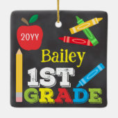 1e klas Keepsake Chalkboard Kleurrijke Kinder Keramisch Ornament (Achterkant)