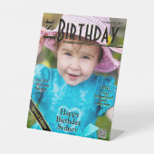 1e Verjaardag Faux Magazine Hoesje Reclamebord Met Voetstuk (Voorkant)