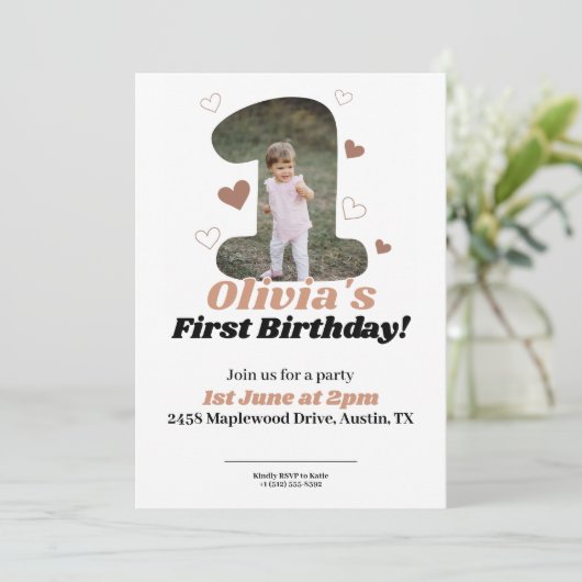 1e verjaardag minimalistische beige teddyharten kaart (Staand voorkant)