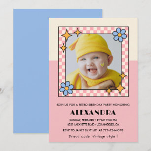 1e verjaardagsuitnodiging Retro Groovy Roze Bloeme Kaart