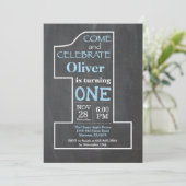 1er anniversaire Boy Blue Chalkboard Invitation (Debout devant)