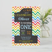 1er Anniversaire Boy Rainbow Chalkboard Invitation (Debout devant)