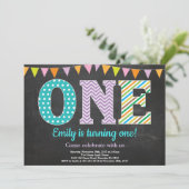 1er Anniversaire Invitation Girl Chalkboard (Debout devant)