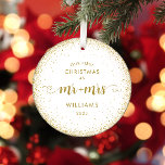 1er Noël M. et Mme Gold Parties scintillant Wreath<br><div class="desc">Commémorez votre premier Noël engagé avec cette éblouissante parties scintillant d'or avec une photo cadre. Le design chatoyant de la couronne ajoute une touche de glamour à vos souvenirs de vacances en attendant votre avenir ensemble.</div>