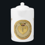 1er ou 50e ocre d'or<br><div class="desc">Hélas, une délicieuse théière à la conception classique pour célébrer leur 1er ou 50e anniversaire de mariage avec un emblème cardiaque et un texte médaillon, quelle particularité ? ! L'ocre doré aux motifs ornés du coeur, pour une touche romantique. Si vous souhaitez une personnalisation ou une illustration faite pour vous,...</div>