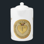 1er ou 50e ocre d'or<br><div class="desc">Hélas, une délicieuse théière à la conception classique pour célébrer leur 1er ou 50e anniversaire de mariage avec un emblème cardiaque et un texte médaillon, quelle particularité ? ! L'ocre doré aux motifs ornés du coeur, pour une touche romantique. Si vous souhaitez une personnalisation ou une illustration faite pour vous,...</div>