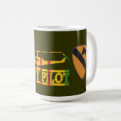 1re division de cavalerie UH-1 Huey Pilot Mug (Devant droit)