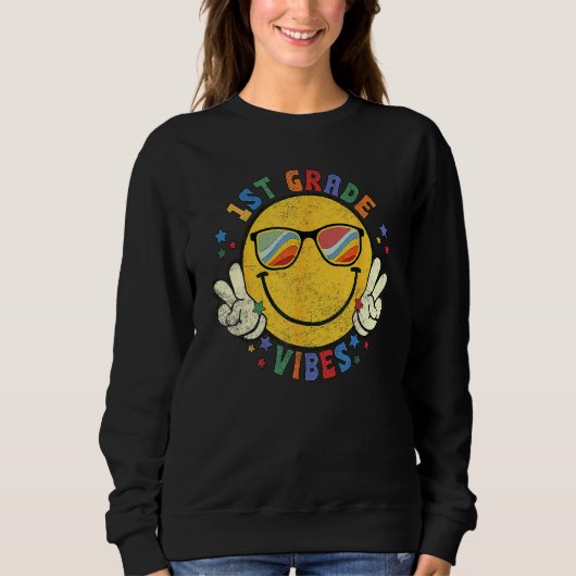 1st Grade Vibes Happy Face Smile Gift Back To Scho Trui (Voorkant)