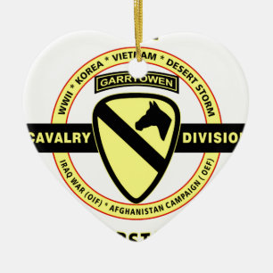 1STE CAVALRY-AFDELING "HET EERSTE TEAM" KERAMISCH ORNAMENT