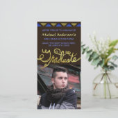 2023 Afstuderen Faux Gold Typografie Modern Aankondiging (Staand voorkant)