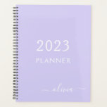 2023 Lavande Purple Script Monogramme Nom Moderne<br><div class="desc">2023 Lavender Purple Monogram Ajoutez votre propre nom de script 2022 Calendrier Mariage Event Planner. Cela rend le cadeau parfait pour 16 ans,  mariage,  douche nuptiale,  anniversaire,  baby shower ou bachelorette pour quelqu'un qui aime le luxe glam et les styles chic.</div>