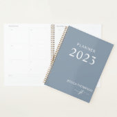 2023 Modern Girly Dusty Blue Monogramme Nom Planif (Devant avec enveloppe)